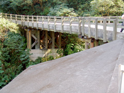 Uma das pontes da Estrada, de madeira revestida com concreto
